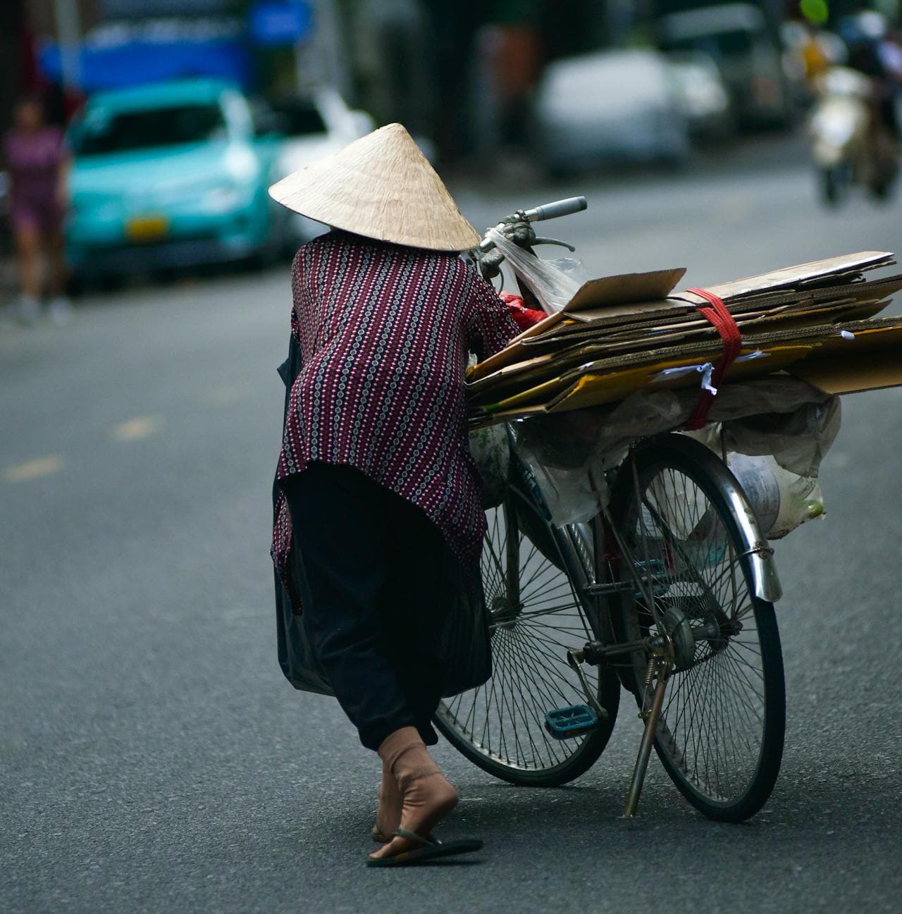 defining the central concept, identifying supporting facts, and detailing specific elements like purpose, scope, and evidence to expand on a topic.